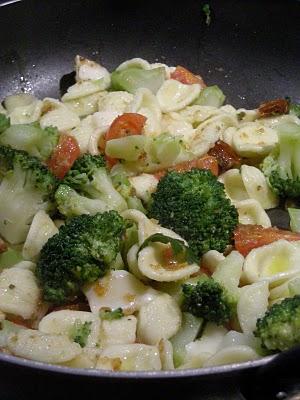 Orecchiette con broccoli, pomodorini, pane fritto e taleggio