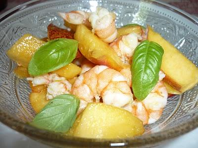 Insalatina di gamberi, pesche e basilico