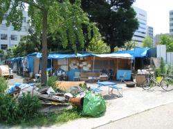 KAMAGASAKI , IL QUARTIERE GIAPPONESE , IN CUI SI VIVE ALLA GIORNATA E SI BEVE ALCOOL.