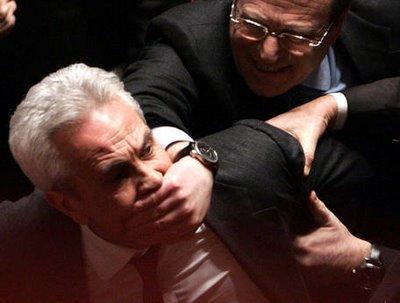 Il bullismo dei grandi