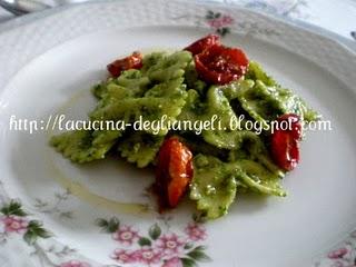 Farfalle al pesto di rucola con pomodori confit