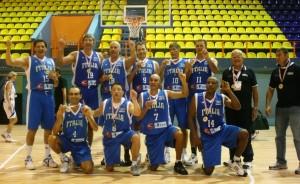 la nazionale Over 45 gioisce dopo la premiazione con la medaglia d'oro al collo