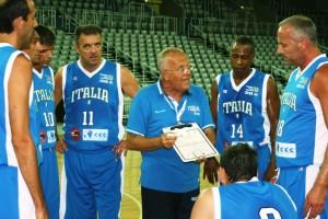 Coach Bucci durante un time out; attorno a lui - da sinistra - gli azzurri Over 45 Masetti, Tirel, Dal Seno, Middleton e Venturi