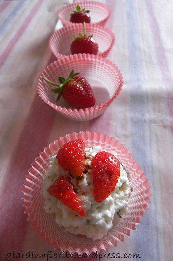 Pasticcini (salati) con tomino e fragole