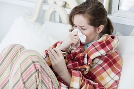 Influenza raffreddore febbre malanni 450x300 Influenza: in 60.000 a letto, il peggio a Novembre Gennaio