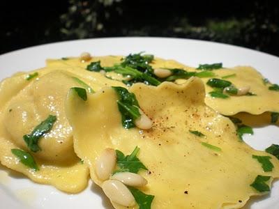 Ravioloni di Zucca e Amaretti con Rucola e Pinoli