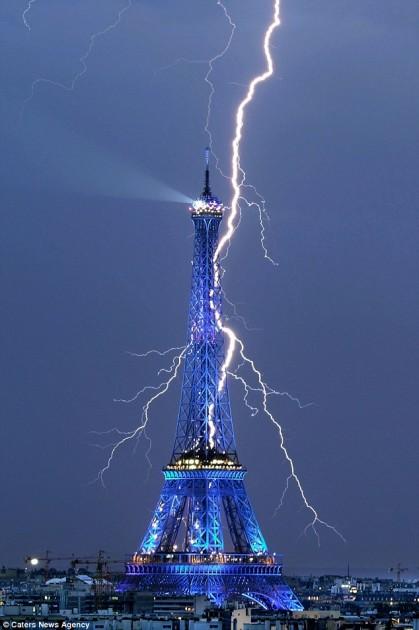 Un fulmine sulla Tour Eiffel