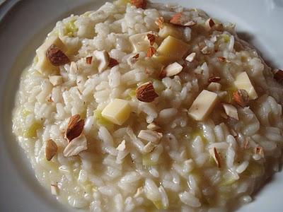 Risotto ai porri mantecato all'Emmenthaler con mandorle croccanti