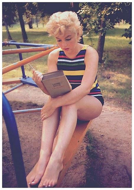 [Marilyn+Monroe+Reading+Ulysses,1954,+by+Eve+Arnold.jpg]