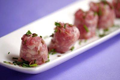 Finger Food faster than the speed of light: crudo di salsiccia luganega con semi di lino e erba cipollina Finger Food faster than the speed of light: crudo di salsiccia luganega con semi di lino e erba cipollina