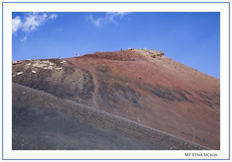 Tra i coni vulcanici del Mongibello.