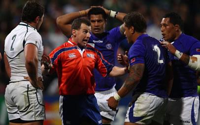 Samoa strappa le redini di mano, dei Boks e dell'arbitro