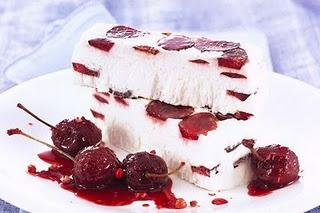 Semifreddo alla panna con ciliegie