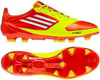 AdiZero F50 MiCoach. La scarpa Wireless, ad alta stabilita' e Velocita', con memoria (sensore miCoach SPEED_CELL™) integrata.