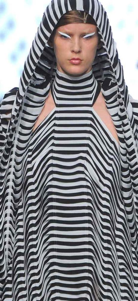 PATTERNS SUPER GEOMETRICI NELLE DONNE-ANDROIDI DI GARETH PUGH