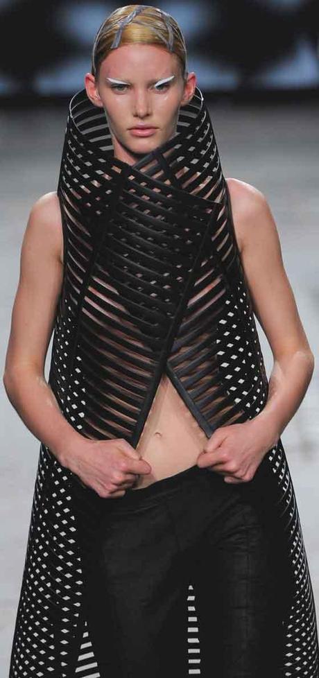 PATTERNS SUPER GEOMETRICI NELLE DONNE-ANDROIDI DI GARETH PUGH