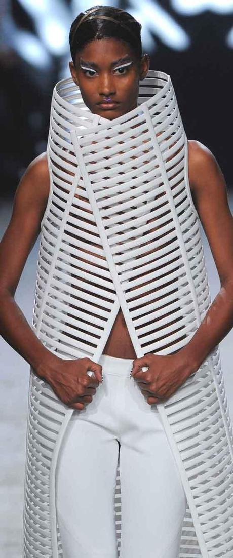 PATTERNS SUPER GEOMETRICI NELLE DONNE-ANDROIDI DI GARETH PUGH