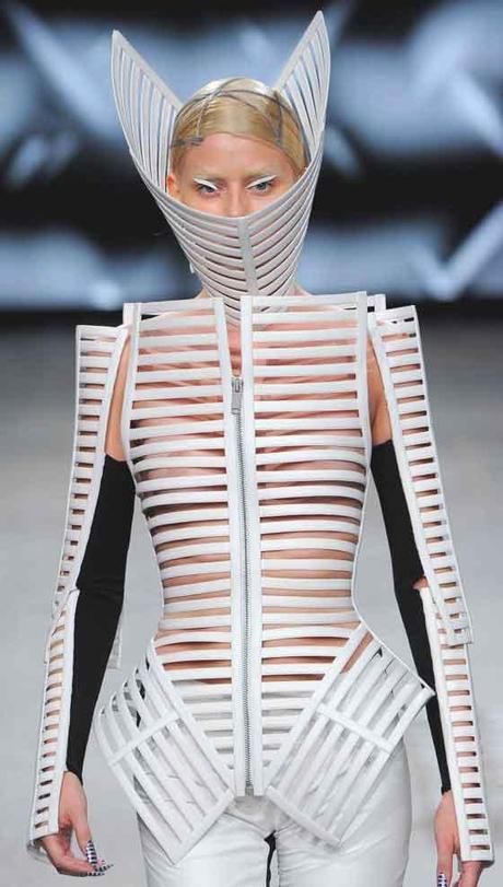 PATTERNS SUPER GEOMETRICI NELLE DONNE-ANDROIDI DI GARETH PUGH