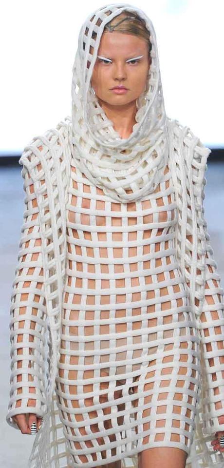 PATTERNS SUPER GEOMETRICI NELLE DONNE-ANDROIDI DI GARETH PUGH