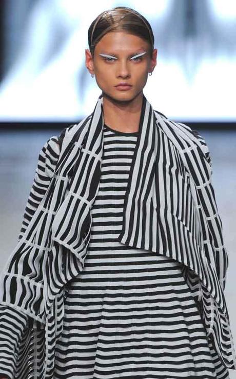 PATTERNS SUPER GEOMETRICI NELLE DONNE-ANDROIDI DI GARETH PUGH