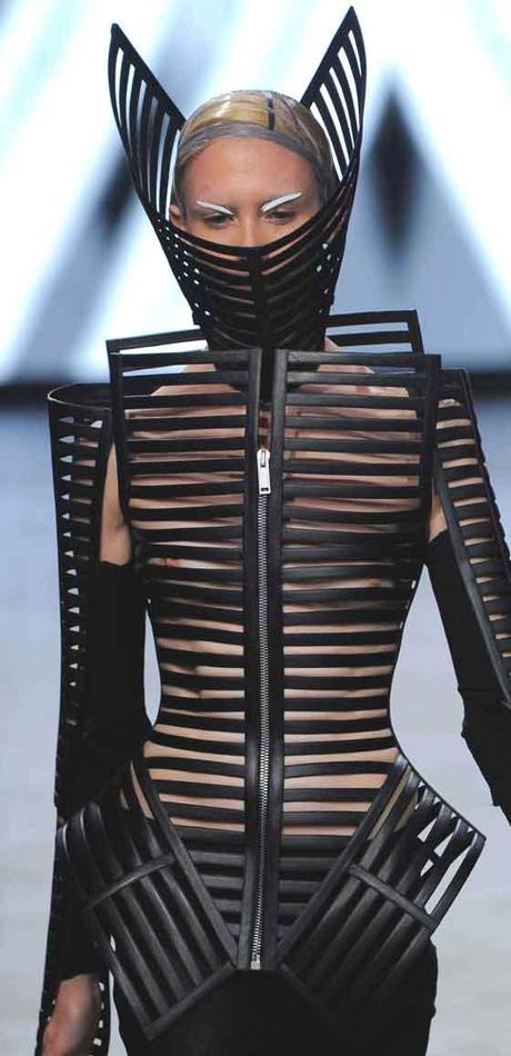 PATTERNS SUPER GEOMETRICI NELLE DONNE-ANDROIDI DI GARETH PUGH