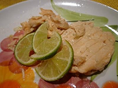 Tagliatelle al nero di seppia con vongole e champignon e filetto di salmone al lime