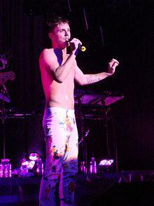 http://upload.wikimedia.org/wikipedia/commons/thumb/8/81/Jake_Shears_tixgirl.jpg/220px-Jake_Shears_tixgirl.jpg