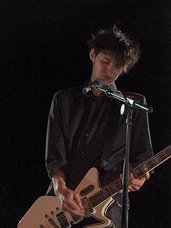 http://upload.wikimedia.org/wikipedia/commons/thumb/1/1b/JoshKlinghoffer.jpg/250px-JoshKlinghoffer.jpg