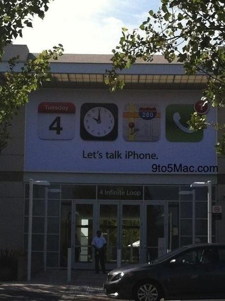 Ci siamo: banner “Let’s talk iPhone” sull’auditorium del campus!