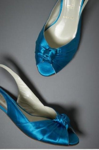 MODA DONNA BLU 2011 2012, CAPELLI, TINTA, COLORE, SCARPE, CIONDOLI, ORECCHINI, STYLE