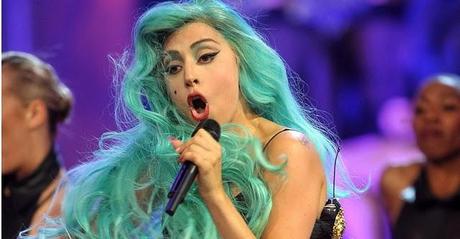 TAGLI CAPELLI MODA DONNA 2012: QUEST'ANNO ESPLODE LA TINTA VERDE ACQUA E AZZURRA