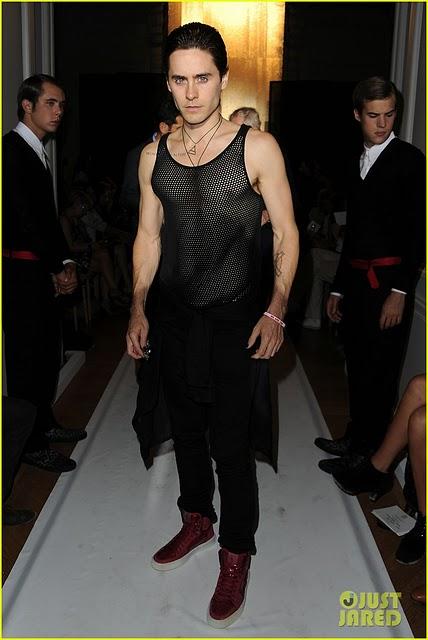Yves Saint Laurent: Jared Leto alla sfilata con maglietta traforata