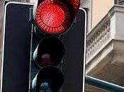 L'automobilista attraversa incroci consecutivi semaforo rosso commette distinte infrazioni