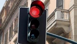 L'automobilista che attraversa due incroci consecutivi con semaforo rosso commette due distinte infrazioni