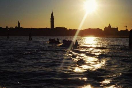 Tra le calli veneziane