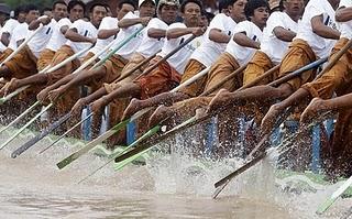 FOTO DEL GIORNO 4 OTTOBRE 2011 : VOGARE CON LA GAMBA IN UNA GARA A MYANMAR