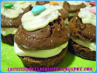 Muffins alla nocciola con panna montata glassati al cioccolato bianco