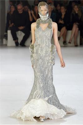 Paris Fashion Week: Sarah Burton reinterpreta con successo Alexander McQueen