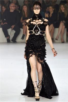 Paris Fashion Week: Sarah Burton reinterpreta con successo Alexander McQueen