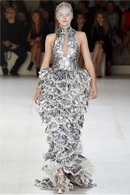 Paris Fashion Week: Sarah Burton reinterpreta con successo Alexander McQueen