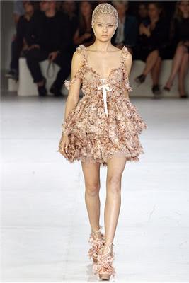 Paris Fashion Week: Sarah Burton reinterpreta con successo Alexander McQueen