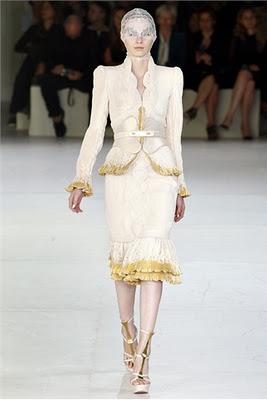 Paris Fashion Week: Sarah Burton reinterpreta con successo Alexander McQueen