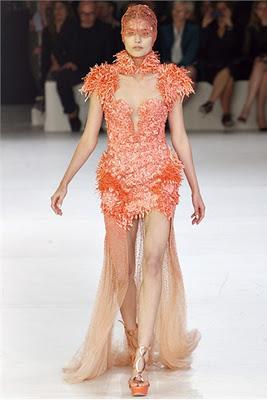 Paris Fashion Week: Sarah Burton reinterpreta con successo Alexander McQueen