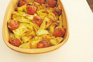 Pomodorini al forno ripieni di riso su letto di patate