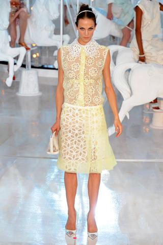 Paris Fashion Week: Louis Vuitton P/E 2012