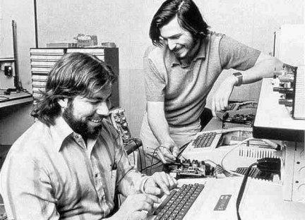 Steve Jobs e Steve Wozniak lavorando all'Apple II