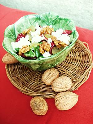 Insalata mista , robiola, uva e maple syrup glazed nuts