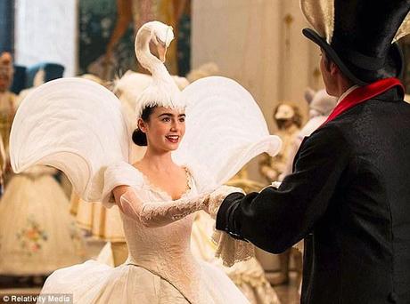 Swan regina: Lily Biancaneve indossa un copricapo insolito come lei frequenta un ballo nel film