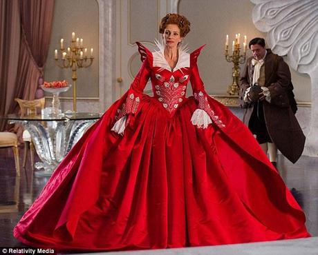 Signora in rosso: Lily Collins, che interpreta Biancaneve nel film, ha detto che la gente non si aspetta talento romcom regina di Julia come un personaggio malvagio