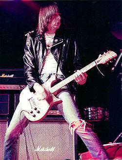 http://upload.wikimedia.org/wikipedia/commons/thumb/a/a7/Johnny_Ramone.jpg/250px-Johnny_Ramone.jpg